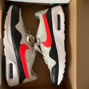 Men’s Nike Air Max size 9.5